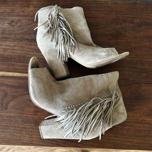 Dolce Vita fringe Peep toe high block heel 4” size 8.5 GUC sandal wedge shoes